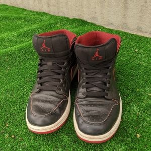 Jordan 1 retro mid black red white
